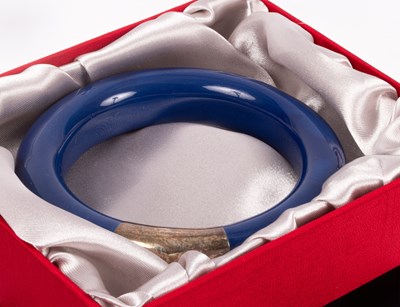 Lot 48 - A silver mounted blue bangle