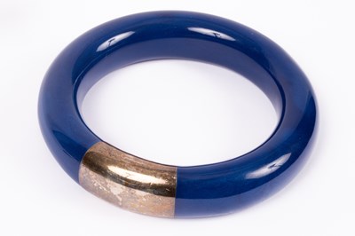 Lot 48 - A silver mounted blue bangle