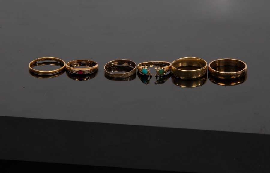 Lot 13 - A quantity of gold rings including a cut 22ct...
