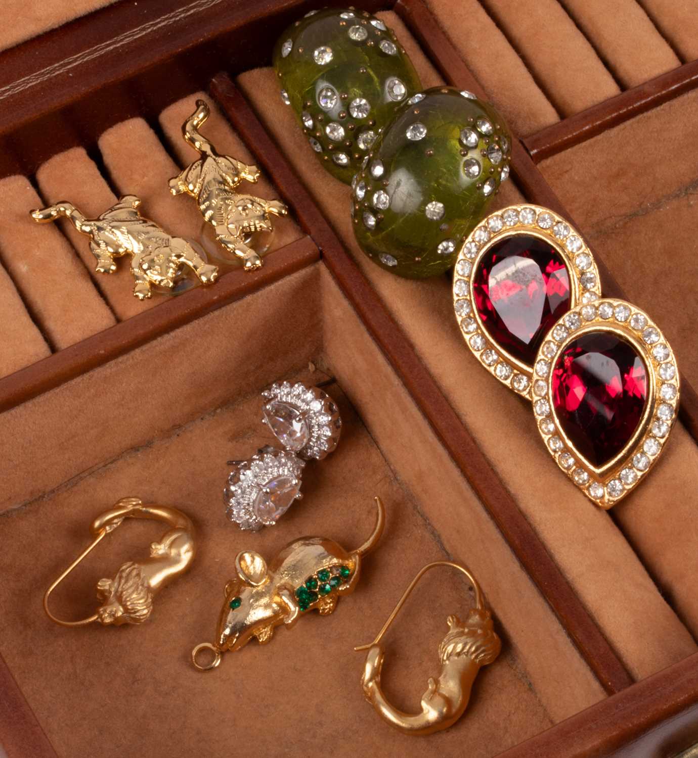 Lot 77 - A collection of costume jewellery
