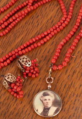 Lot 97 - A long coral guard chain