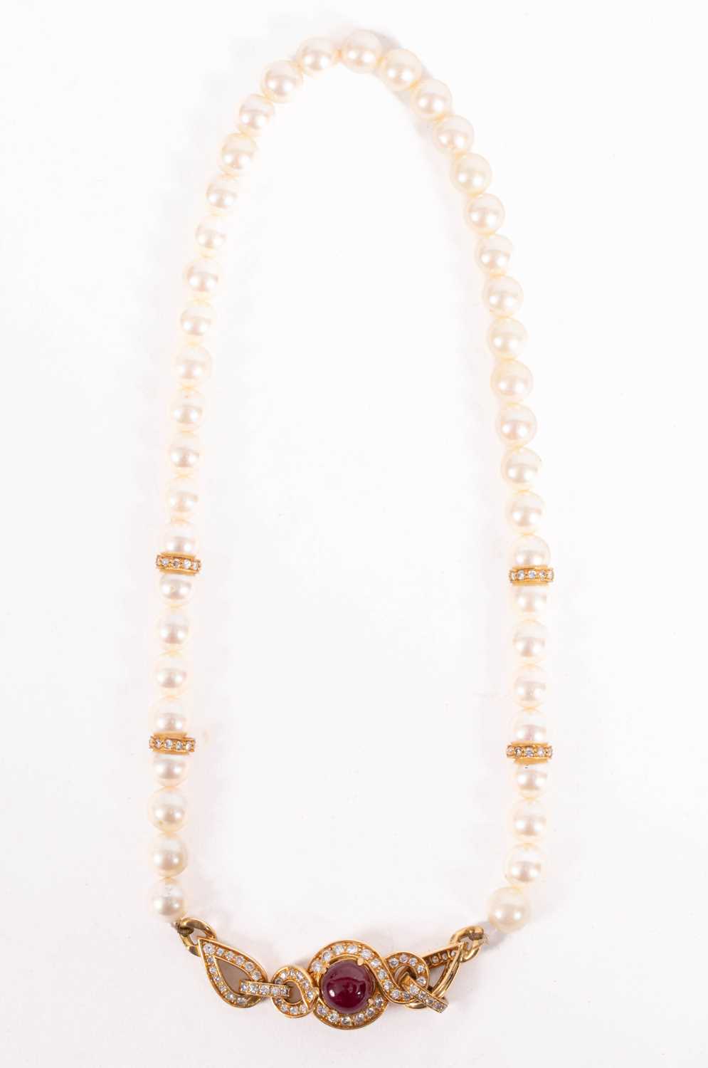 Lot 263 - A David Morris 18ct gold ruby cabochon and diamond clasp