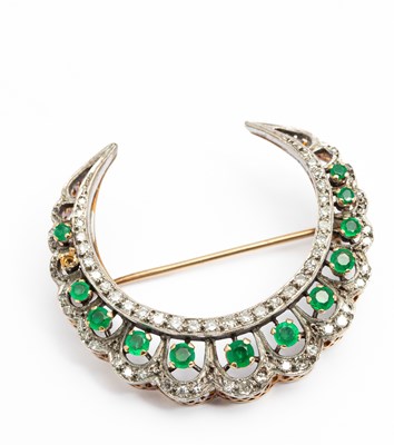 Lot 9 - An emerald and diamond crescent brooch