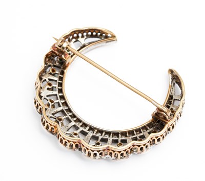 Lot 9 - An emerald and diamond crescent brooch