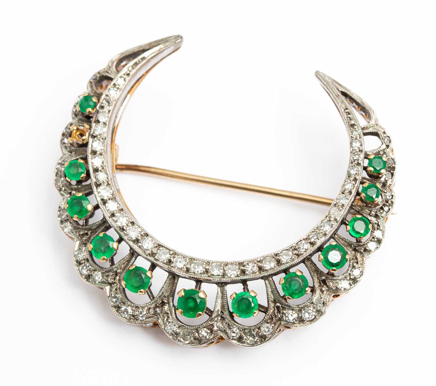 Lot 9 - An emerald and diamond crescent brooch