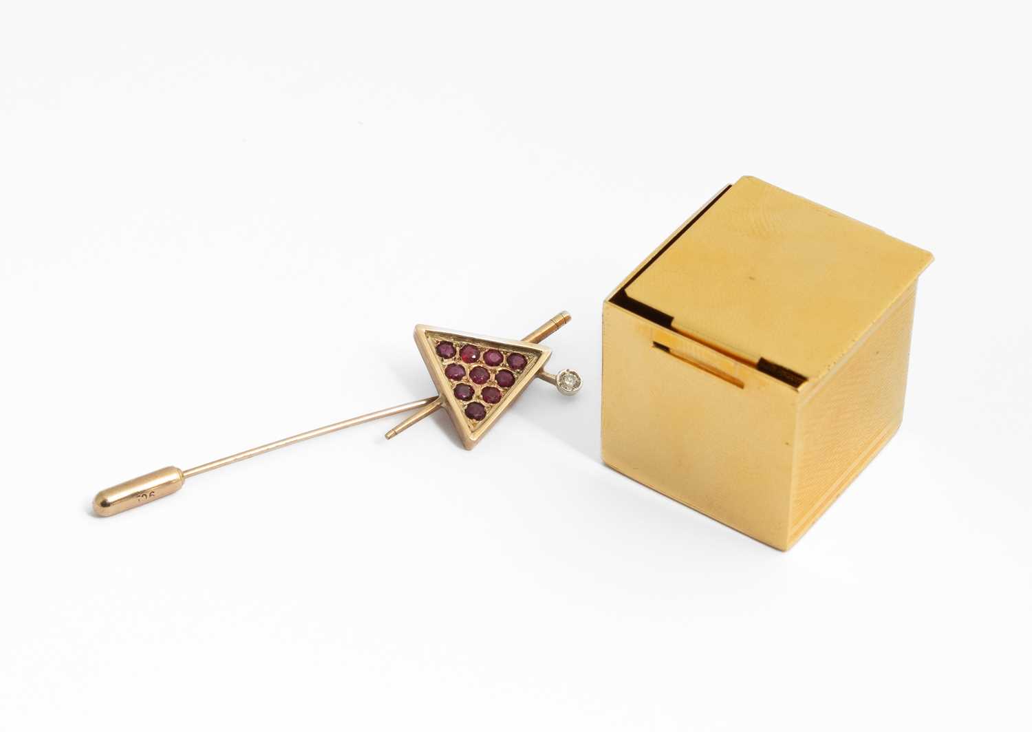 Lot 10 - A 9ct yellow gold, ruby and diamond snooker stick pin