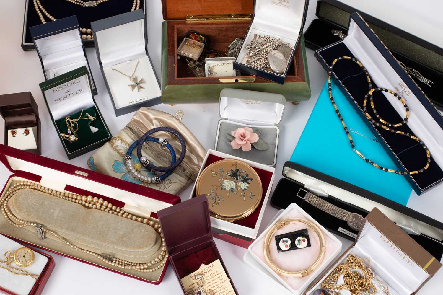 Lot 9 - A quantity of costume jewellery