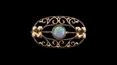 Lot 110 - An Art Nouveau 15ct yellow gold and opal brooch