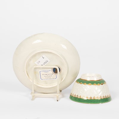 Lot 516 - A Worcester chrysanthemum-moulded teabowl and saucer
