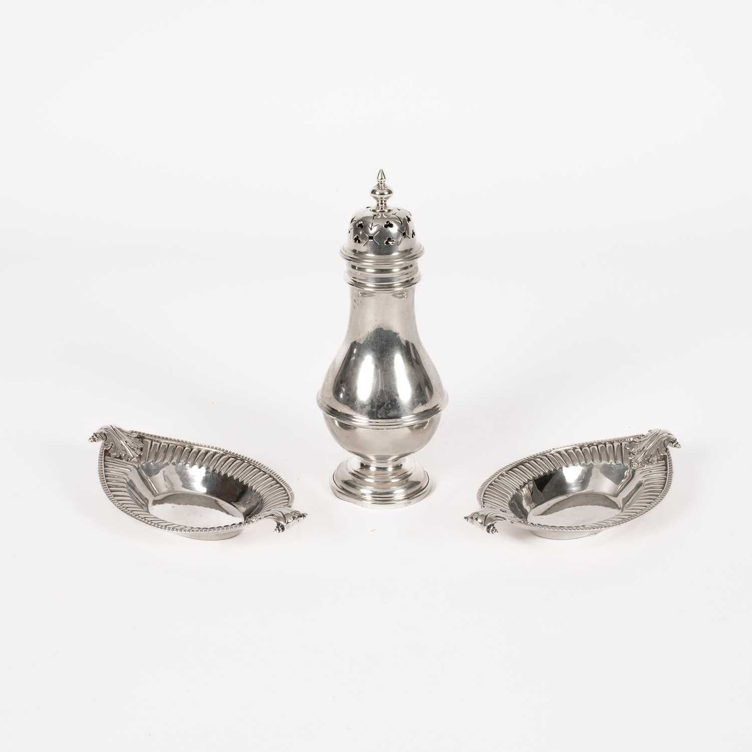 Lot 50 - A pair of Edwardian silver oval dishes