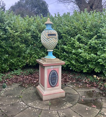 Lot 551 - The Elizabeth II Diamond Jubilee urn