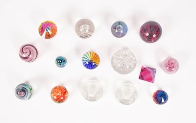 Lot 478 - A collection of paperweights