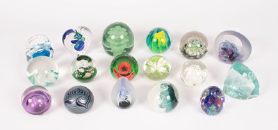Lot 479 - A collection of paperweights
