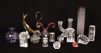 Lot 412 - Assorted art glass
